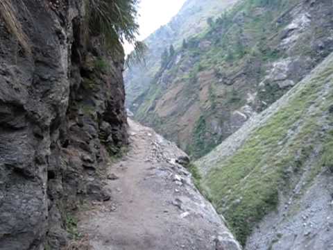 Annapurna Circuit - narrow trail near Dharapani