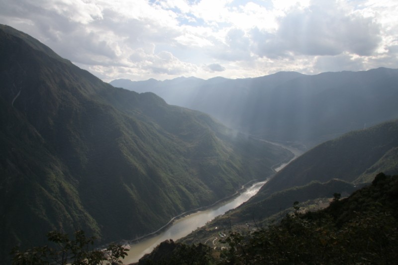Sunrays kissing Tiger Leaping Gorge
