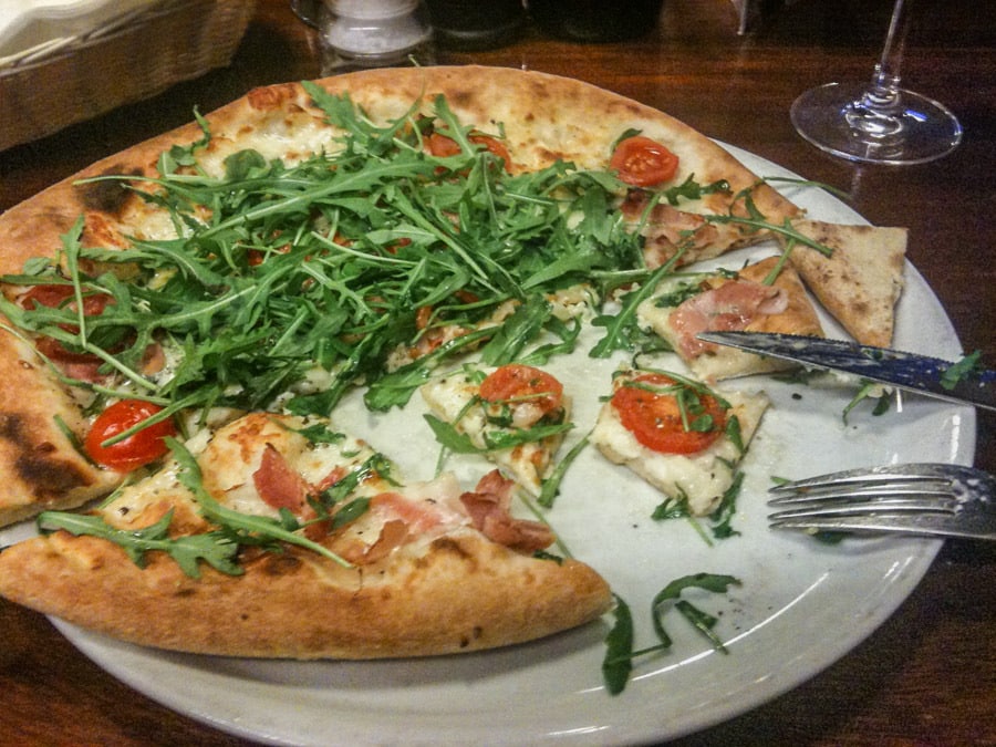 How to Eat Pizza Like an Italian