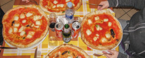 how to eat pizza like an italian