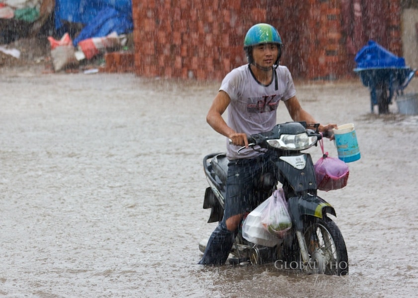 flooding saigon motorbikes