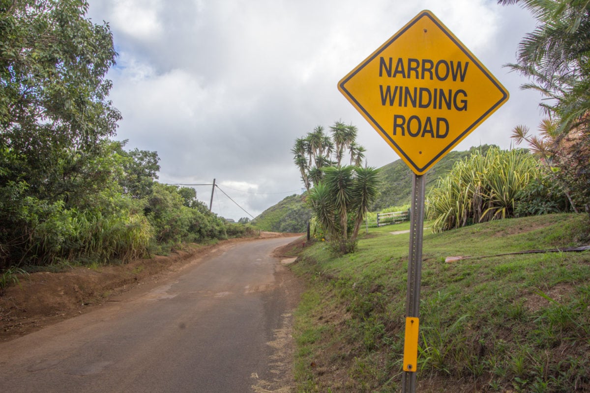 kahekili highway narrow road sign