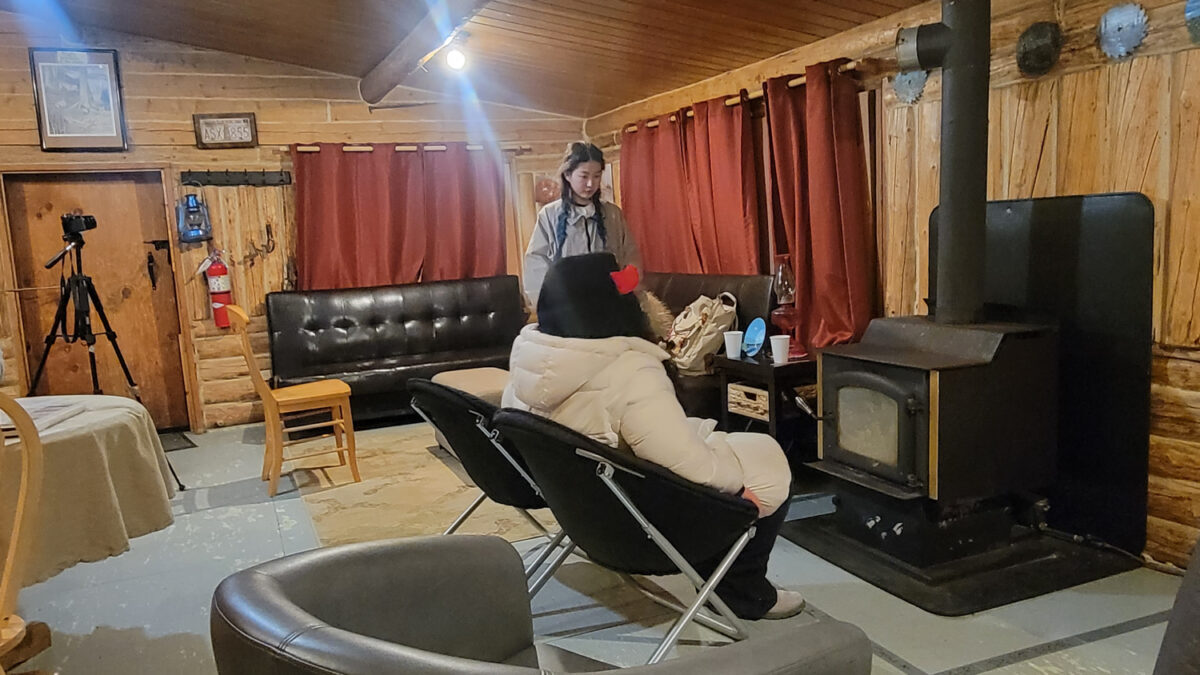 northern lights tour cabin staying warm