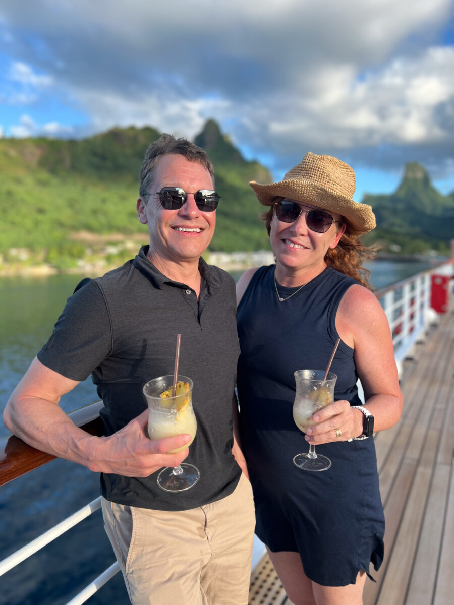 couple travel to tahiti