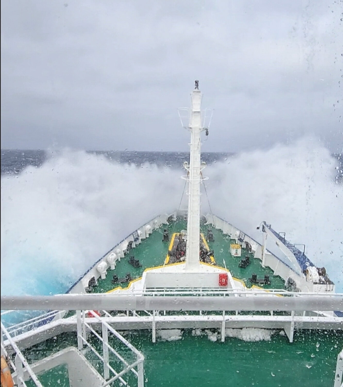 drake passage waves expedition ship