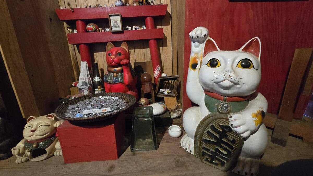 maneki neko shrine onomichi japan