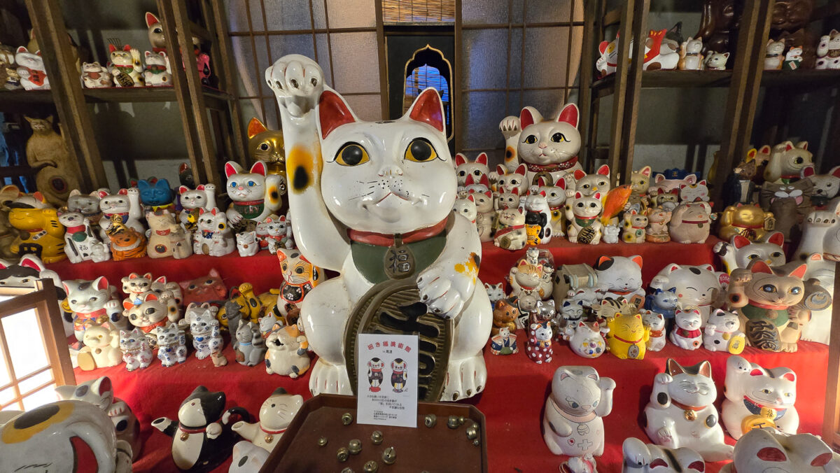 onomichi maneki neko shrine